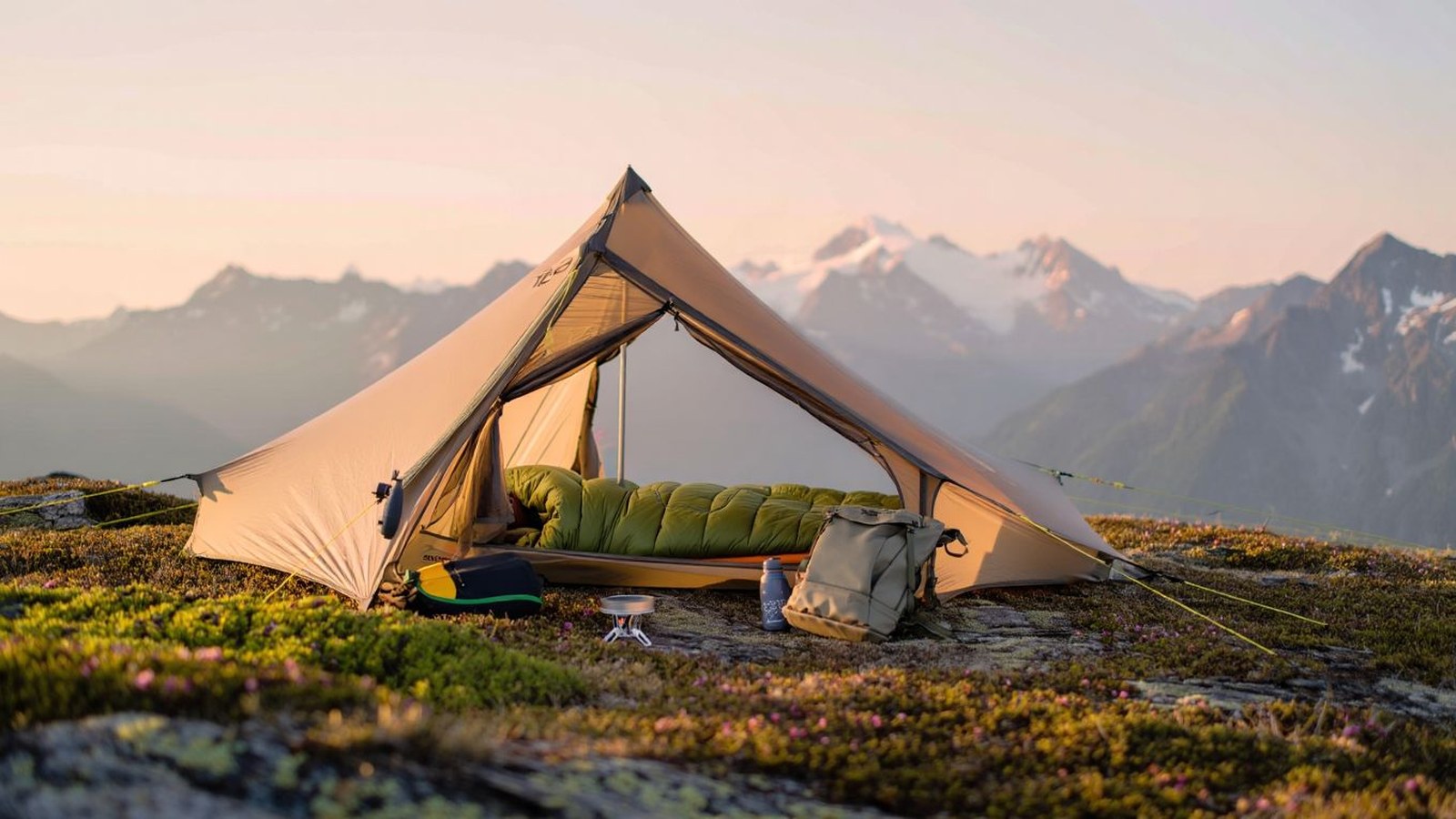 Sac de couchage installé proprement dans une tente de bivouac en montagne sans texte ni marque