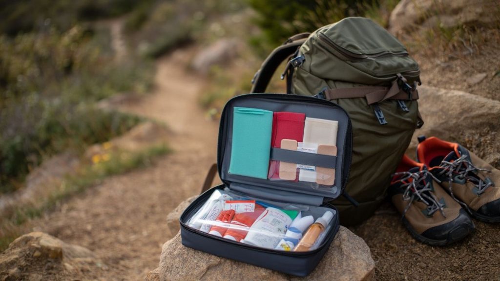 Illustration éditoriale sans texte pour Trousse de secours en randonnée : quoi prendre sans alourdir le sac