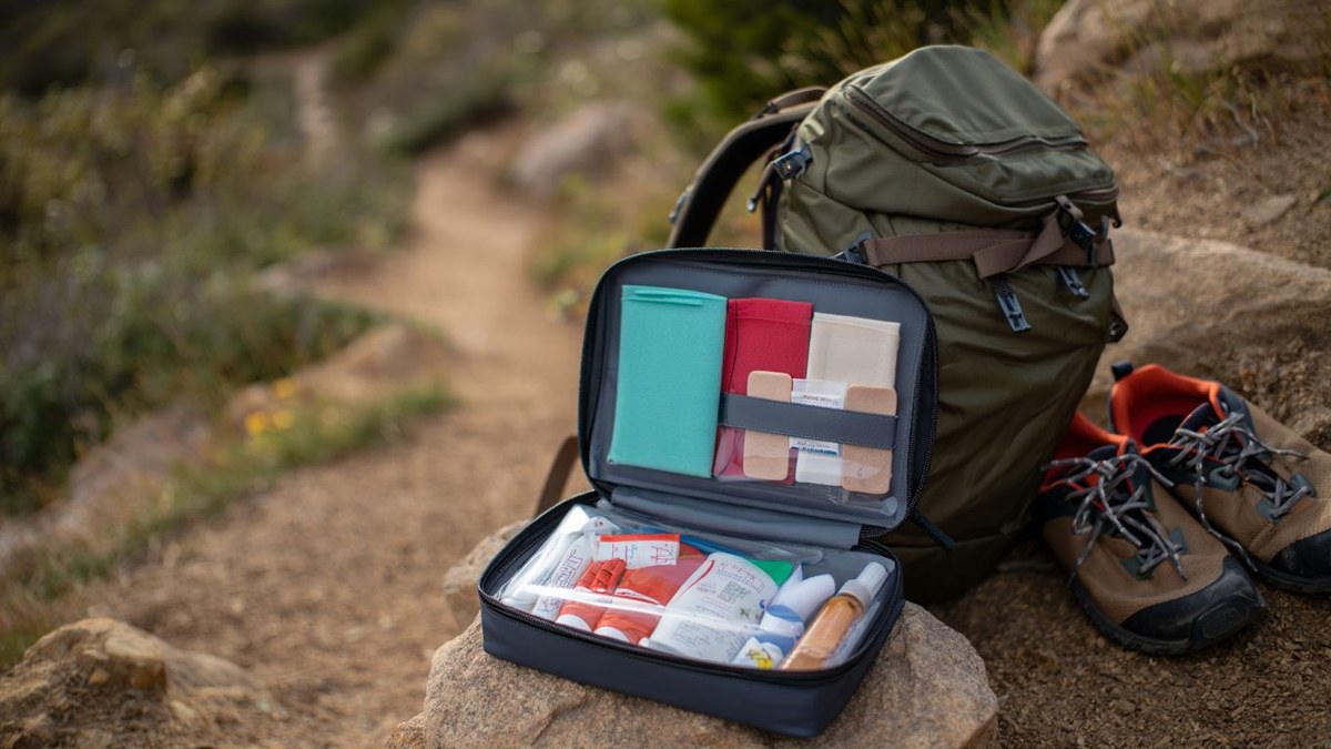 Illustration éditoriale sans texte pour Trousse de secours en randonnée : quoi prendre sans alourdir le sac