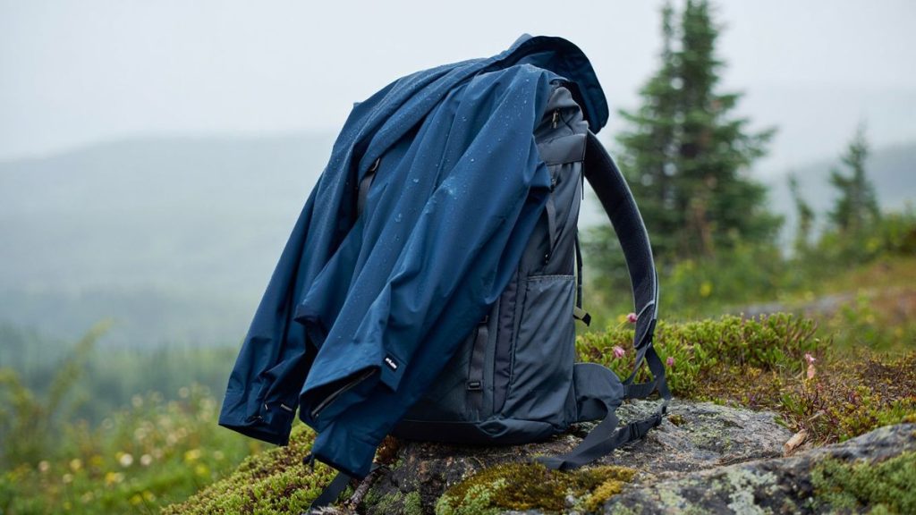 Veste imperméable de randonnée non marquée avec gouttes de pluie en montagne