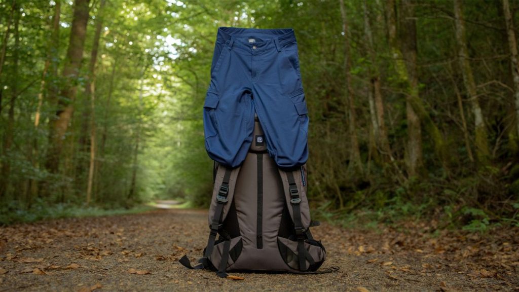 Pantalon de randonnée sur sentier forestier sans texte ni marque