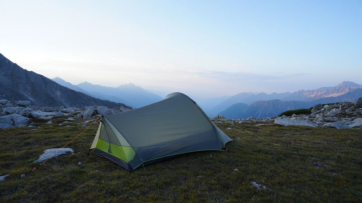 Tente légère de bivouac dans un paysage naturel sans texte ni marque